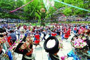 Jumping Flower Festival held in Fenghuang County 