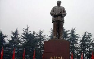 198,000 Visitors Pay Tribute to Chairman Mao During Tomb-sweeping Day 