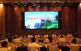 Tourism administration leadership to check the work in zhangjiajie 