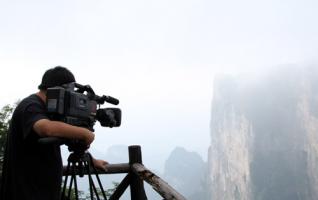 CCTV Explores Guigu Cave in Tianmen Mountain 