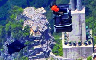 Successful Route-proving Flight of Jeb Corliss in Tianmen Mountain 