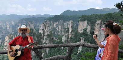 "Father of Country Music" Sings Red Songs in Zhangjiajie 