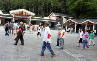 Senior Volunteers in Zhangjiajie National Forest Park 