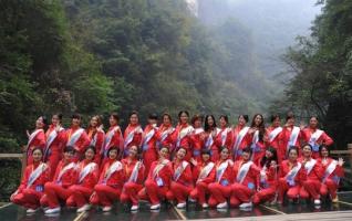 Beautiful Misses Take Photos in Zhangjiajie Grand Gorge 