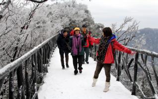 Zhangjiajie Tianmenshan usher first snow this winter 