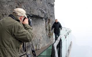 Russian television came to Tianmenshan glass plank 