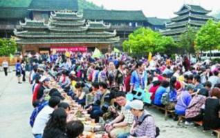 Visitors from all over the Country Gather at Dong Nationality Cultural Village 