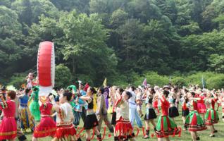 ZJJ Thousand-involved Waving Dance Greets 2012 China Tourism Day 