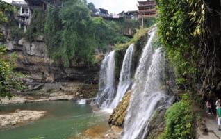 Tourists enjoy scenery of the ancient town, Western Hunan 