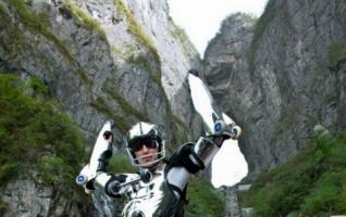 The No.1 Rollerman to challenge Tianmen Mountain 