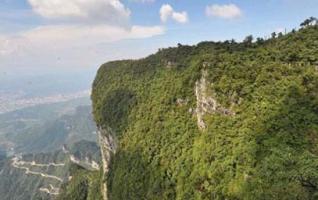 Unparalleled Landscape of Tianmen Mountain Attracts Visitors 