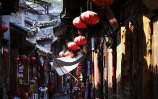 Visitors Walk along Streets of Fenghuang Ancient Town 