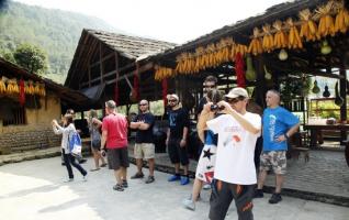 International low-altitude parachuting athletes visited Huanglong Hole 