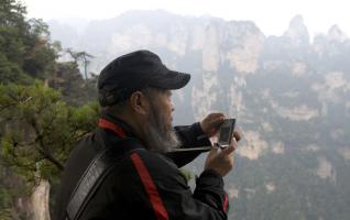 Famous Painter QiaoJiaQiang′s Love for Zhangjiajie 