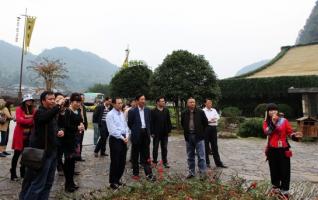 Hunan Daily editorial department have visited ZJJ Huanglong Cave 