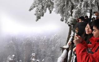 Hong Kong Tourists Ravished by Snow-covered Zhangjiajie 