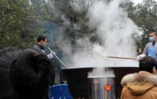 Tourists in Mount Hengshan Share Laba Porridge to Welcome the New Year 