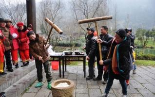 Glutinous Rice Cakes Were Sent to Tourists in ZJJ Yellow Dragon Cave 