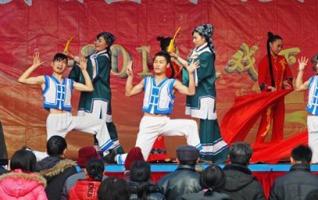 Lei Feng Art Troupe Spreads Lei Feng Spirit 