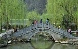 ZJJ Huanglong Hole Square has a Spring Beauty 