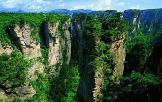 Zhangjiajie Spring Travel is a mountain, and a green sea 