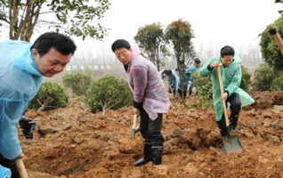 Hunan Provincial Leaders Voluntarily Plant Trees 