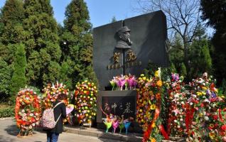 Zhangjiajie HeLong Park With Many Visitors In March 