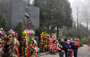 ZJJ Tourists “Worship” the Tomb of Helong On tomb-sweeping holiday 