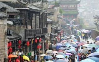 Fenghuang Crowded with Tourists during Tomb-Sweeping Festival 