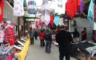 76 Shops Moving into New Stores on the Business Street of Huanglong Cave 