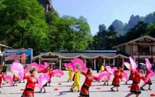 ZJJ Tujia Dancing Has Livened Up May Day Holiday Tourism 