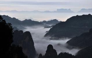 ZJJ Huangshi Village Has a Co-occurrence of a Sea of Clouds and Sunrise 