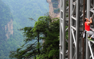 French 'Spiderman' Scales Highest Outdoor Elevator 