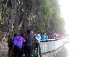 Enormous Guests Coming to ZJJ Mount Tianmen after Rain 