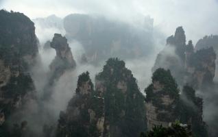 Yuanjiajie’s Travelers Seeing Attractive “Floating Mount” after Rainfall 