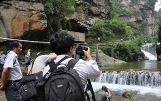 ZJJ Photographers Collecting Pictures in Wulingyuan White Tiger Hall 