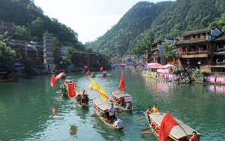 Boat Race Held in Fenghuang Ancient Town to Mark Dragon Boat Festival 