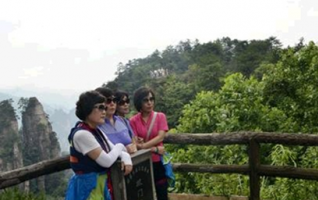 2,000 South Korean Tourists Spend Dragon Boat Festival in Zhangjiajie 