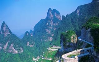 “Smart Guides” Appearing in ZJJ Tianmen Mountain Scenic Area 