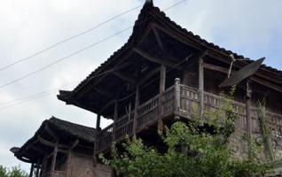 100 Years’ Tujia Diaojiaolou Appearing in Wulingyuan Countryside 