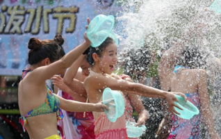 Water-splashing Festival Marked in Changsha 