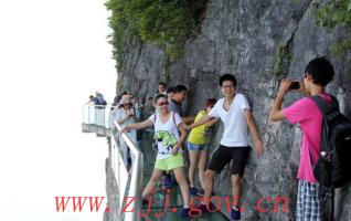 ZJJ Tianmen Mount Witnessing a Summer Tourism Peak 