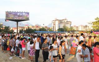 ZJJ Tianmenshan Witnessing Nearly 10,000 Visitors in Buddhism Lucky Day 