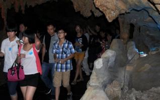 ZJJ Huanglong Cave Scenic Spot is Favored by Visitors at Night 