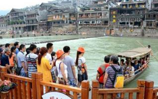 Fenghuang Ancient City Reopens to Tourists after Flood 