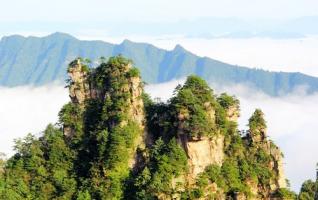 ZJJ Tianzi Mountain’s Clouds Beauty Attracts Visitors in Autumn 