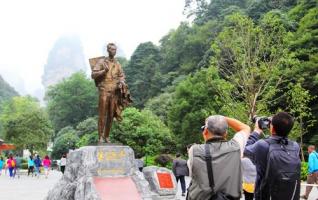 The Second Anniversary of ZJJ Wu Guanzhong Statue Wins 3 million Tourists 