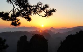 The Autumn Sunrise of ZJJ Huangshi Village Attracted Visitors 