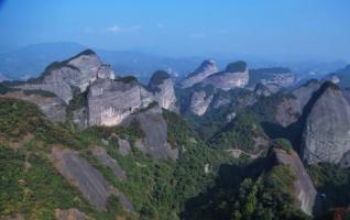 International Photographers Climb Highest Peak of Langshan Mountain 