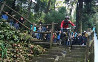 Taiwanese Extreme Cyclist-Jiang Sihan Championed on the DH Team 